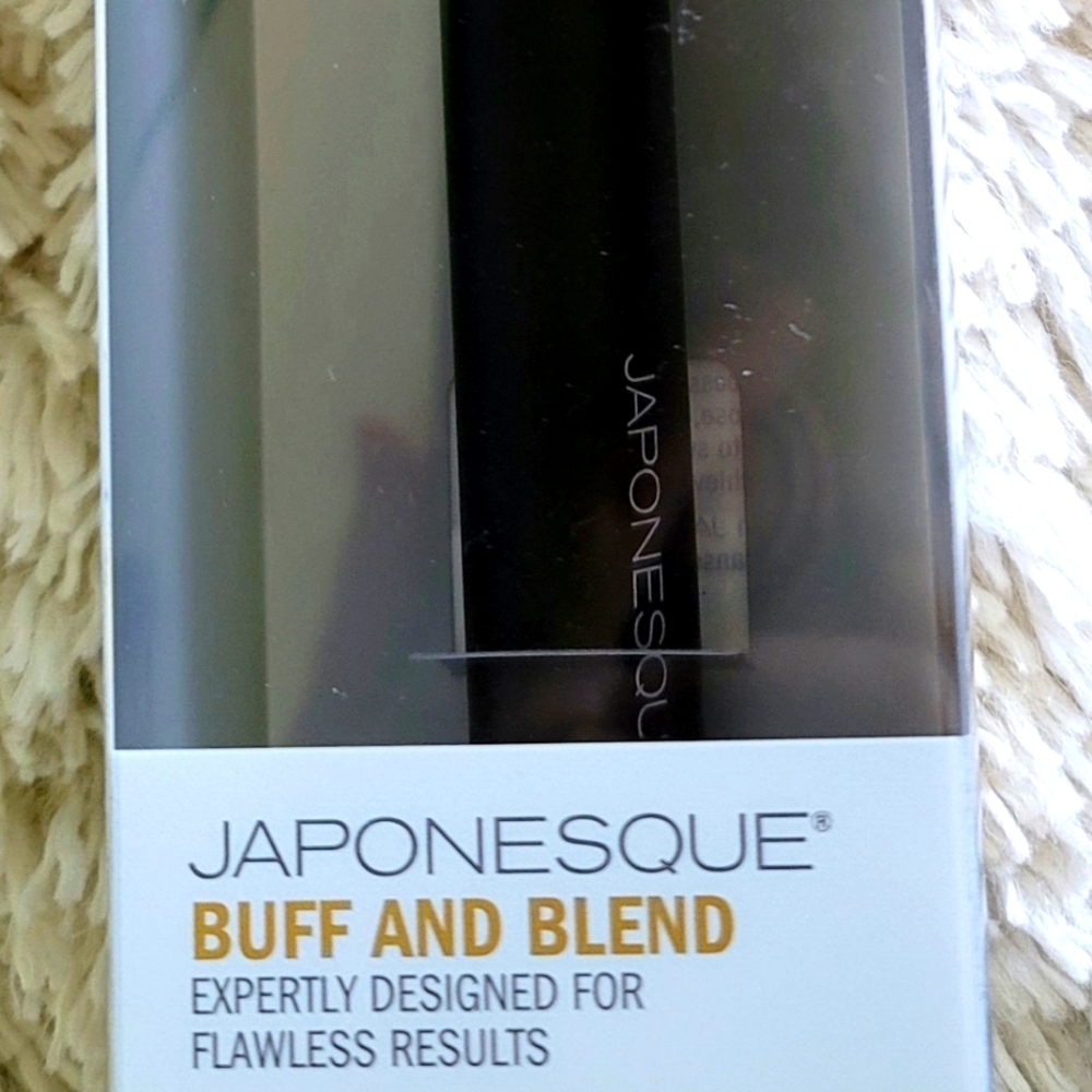 BRAND NEW! JAPONESQUE Buff and Blend Brush